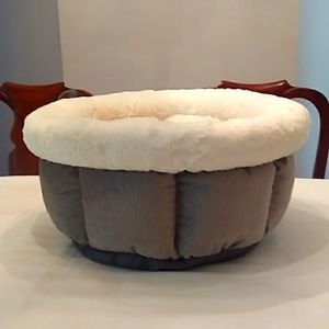 Best friends by Sheri round dog/cat bed.